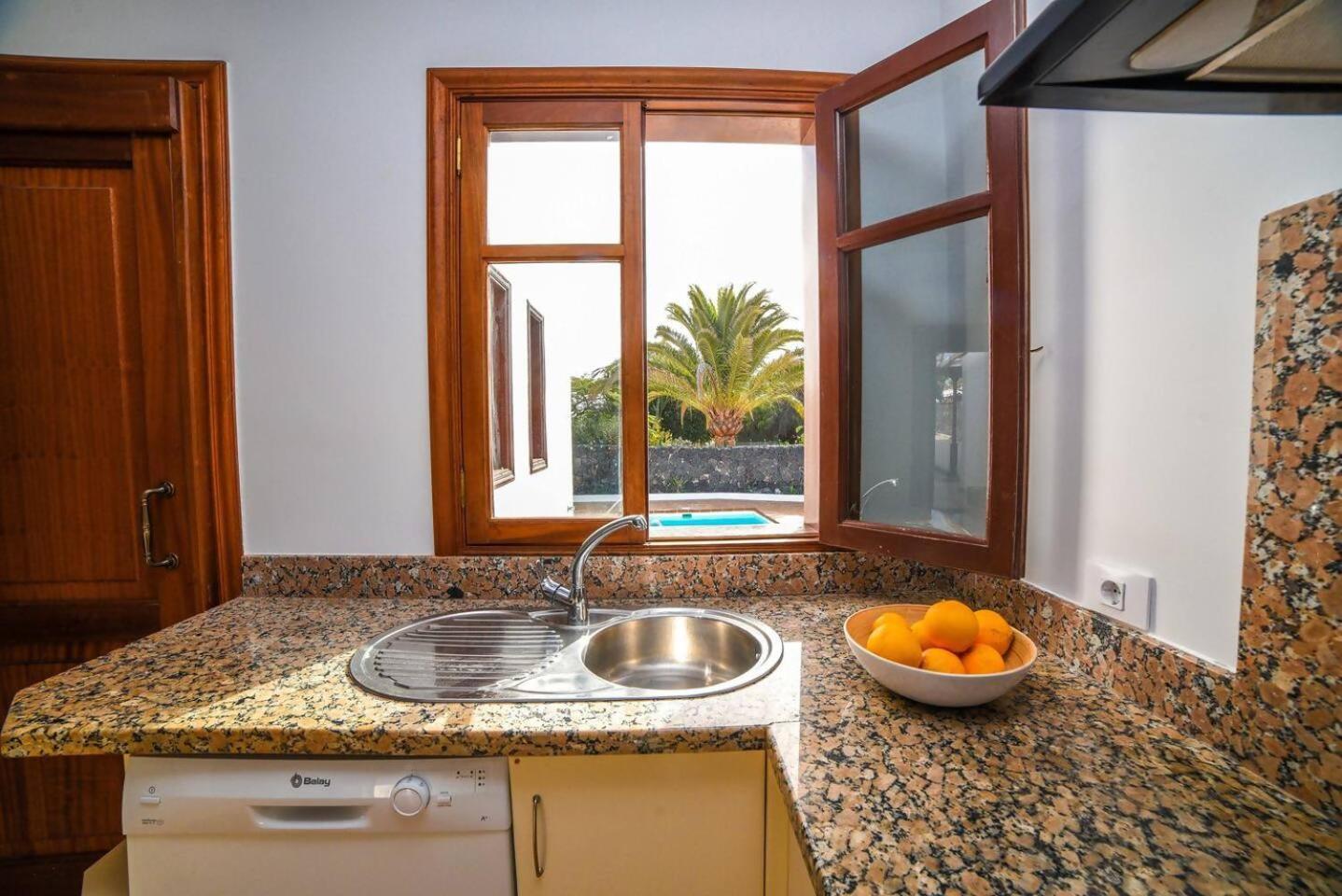 Agradable Y Familiar Con Piscina Casa Inima Villa Playa Blanca  Ngoại thất bức ảnh